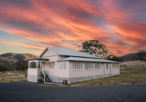 Pretty Pink Queenslander with Spectacular Views!